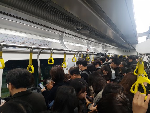 3일 오전, 9호선 김포공항행 급행열차가 선정릉을 지나가자 서있기도 어려울 정도로 혼잡해졌다./사진=이진혁 기자