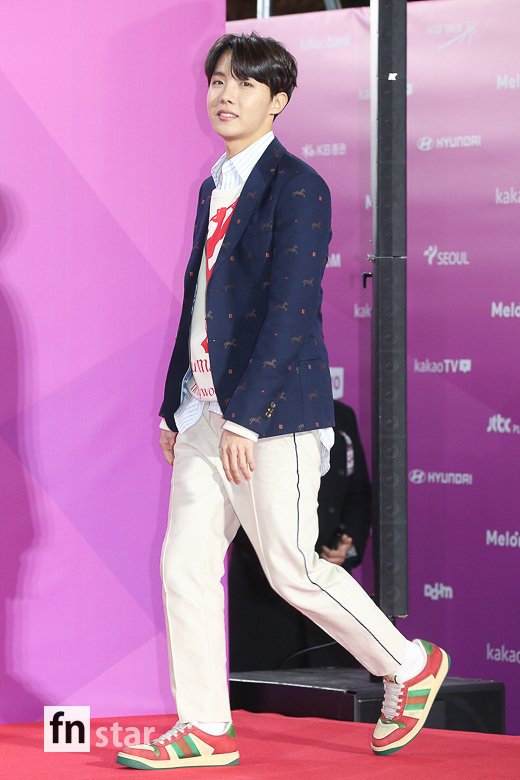 [포토] BTS 제이홉, ‘남다른 세미정장 자태~역시 패셔니스타’ - 헉스