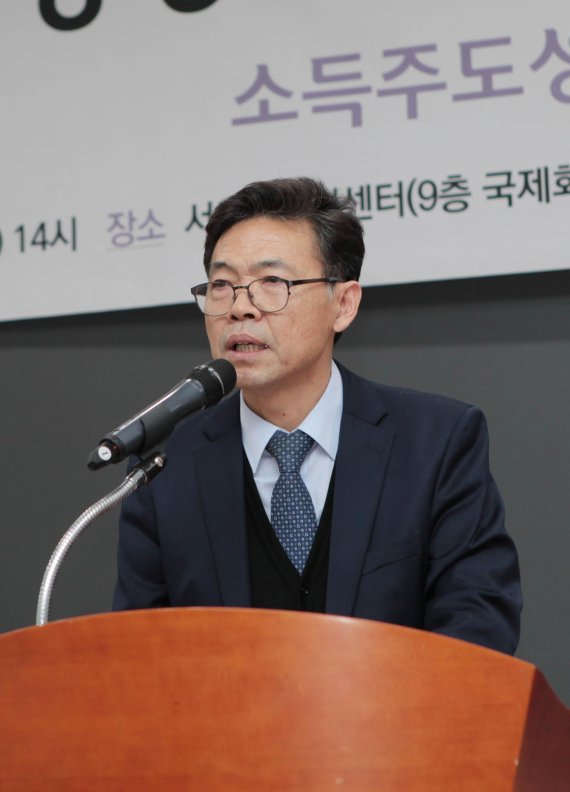 홍장표 대통령 직속 정책기획위원회 산하 소득주도성장특별위원장이 4일 서울글로벌센터 국제회의장에서 열린 '자영업 경영여건 개선과 소득주도성장' 토론회에 참석해 인사말을 하고 있다. /사진=연합뉴스