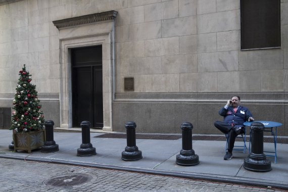 A trader talks on his cell phone outside the New York Stock Exchange, Tuesday, Dec. 4, 2018, in New York. (AP Photo/Mary Altaffer) /사진=연합 지면외신화상