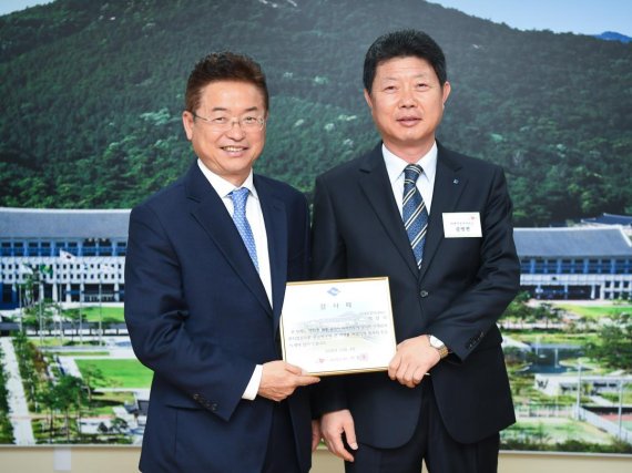 지난 4일 경북 안동 경북도청에서 대우전자서비스 송병천 남부지사장(오른쪽)이 경북 영덕군 수해복구 지원에 기여한 공로로 이철우 경북도지사로부터 감사패를 수상하고 있다.