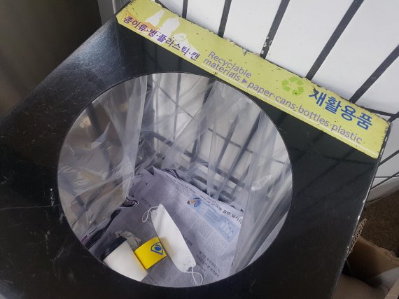 5일 한 지하철 역사 내 재활용 휴지통에 일회용 종이컵이 다른 쓰레기와 함께 버려져 있다.