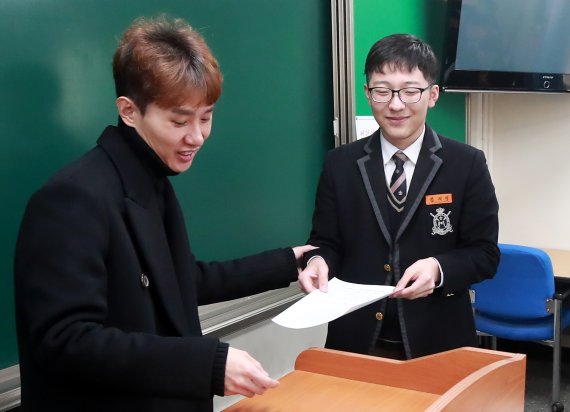 '수능 만점' 성적표 받는 김지명 군 /사진=연합뉴스