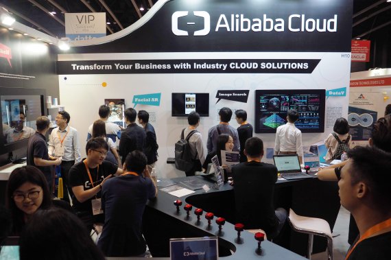 HONG KONG -- Visitors visit Alibaba Cloud booth during the Cloud Expo Asia in Hong Kong, south China, May 16, 2018. (Xinhua/Wang Shen) (wyo) <All rights reserved by Yonhap News Agency>