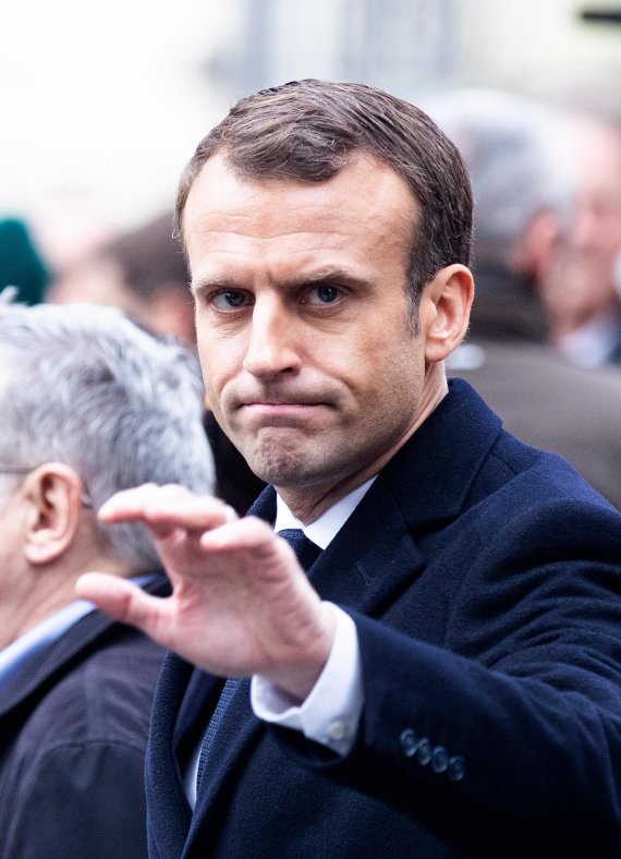 에마뉘엘 마크롱 프랑스 대통령이 2일(현지시간) 수도 파리에서 전날 '노란조끼' 폭력시위로 부서진 현장을 둘러보고 있다. EPA연합뉴스