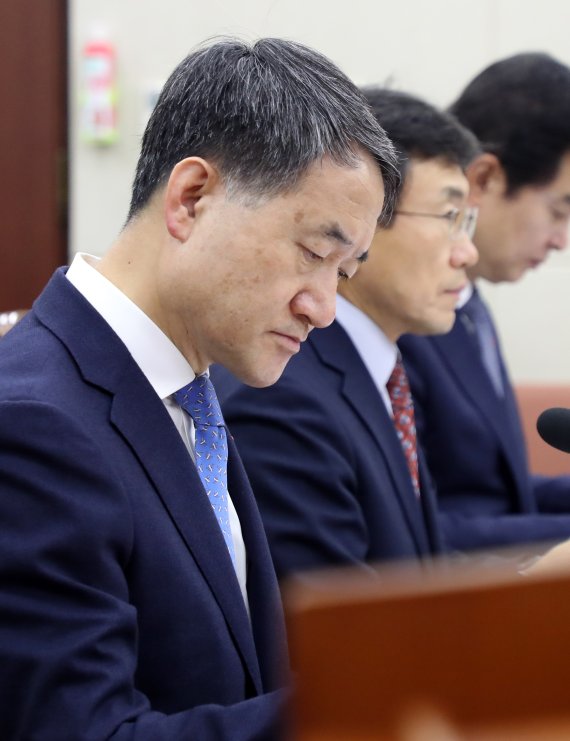 박능후 보건복지부 장관(왼쪽)이 6일 국회에서 열린 보건복지위원회 전체회의에서 생각에 잠겨 있다. 연합뉴스