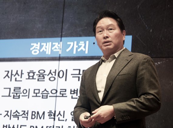 [SK 인사 키워드는 '딥체인지'] 최태원 ‘근본적 변화’ 강조… CEO 4명 차세대리더 조기발탁