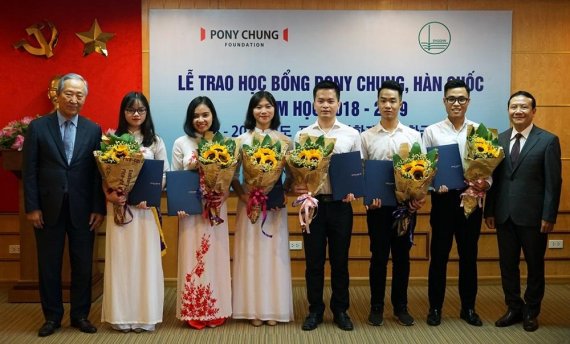 지난 6일 베트남 하노이국립대학교에서 열린 ‘2018-2019 포니정 베트남 장학생’ 장학증서 수여식에서 포니정재단 김철수 이사장(왼쪽 첫번째)과 장학생들이 기념사진 촬영을 하고 있다.