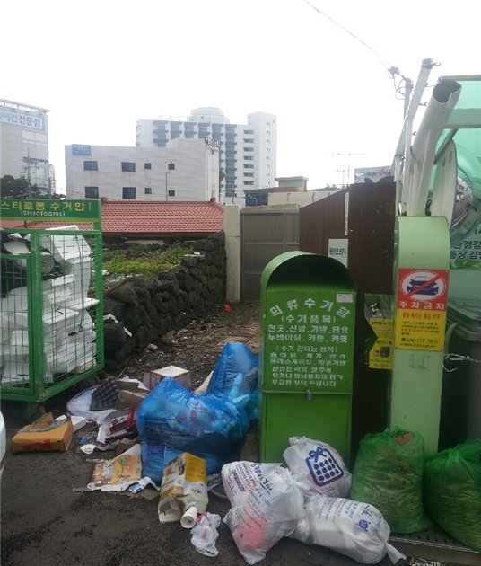 거주지 진입로를 막고 있는 클린하우스. 대문이 도로와 인접해 있는 데다 주거환경 개선을 위해 건축물을 개축 하고 싶어도 클린하우스로 막아놔 사우권 침해 논란이 제기되고 있다.