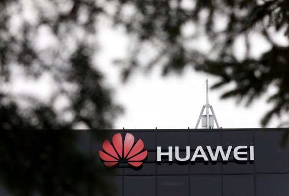 The Huawei logo is pictured outside their research facility in Ottawa, Ontario, Canada, December 6, 2018. REUTERS/Chris Wattie/File Photo<All rights reserved by Yonhap News Agency>