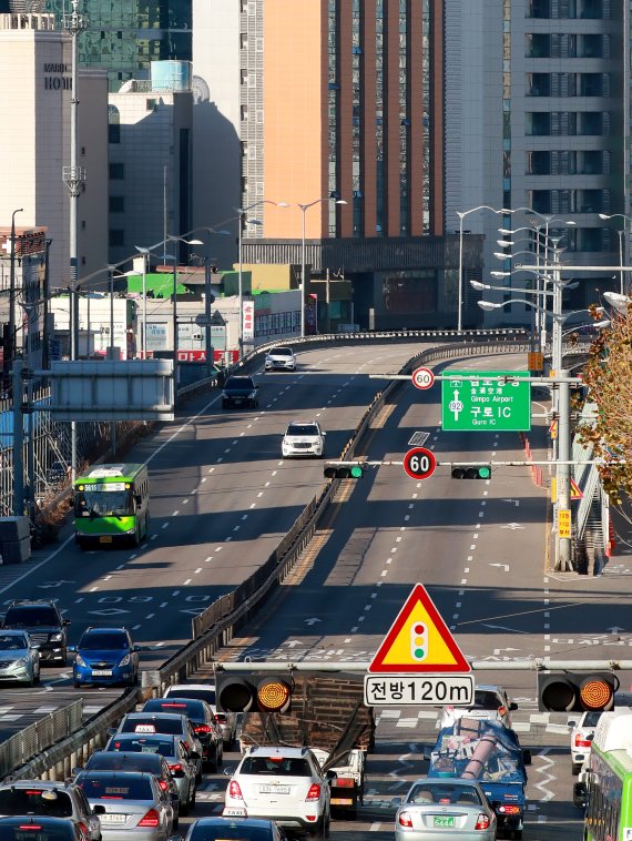 9일 서울 금천구 남부순환로에 설치된 구로고가차도로에 차들이 오가고 있다. 서울시는 11일 0시부터 구로고가차도 철거 작업을 시작하며 출입을 통제한다. 연합뉴스