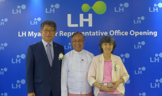 지난 8일 LH 미얀마 대표사무소 개소식에 참석한 박상우 LH 사장(왼쪽) 및 우 한쪼 미얀마 건설부 장관 내외가 기념촬영을 하고 있다.