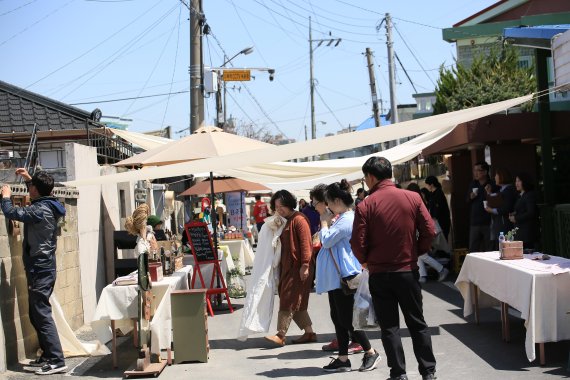 충남 보령 대천1동 신평지구의 공예촌 공방체험 및 플리마켓 거리 모습.