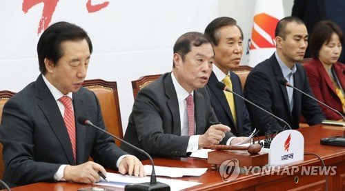 자유한국당 김병준 비상대책위원장(왼쪽 두번째)이 10일 오전 국회에서 열린 비상대책위원회의에서 발언하고 있다.