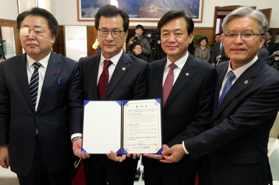 이시종 충북지사-김병우 충북교육감 ‘초‧중‧고‧특수학교 무상급식’ 합의