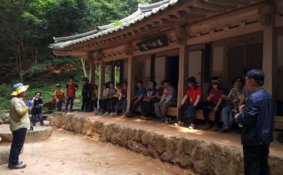 강진다산박물관에서 운영하는 청렴교육 프로그램 참가자들이 다산초당에서 교육을 받고 있다.사진제공=강진군