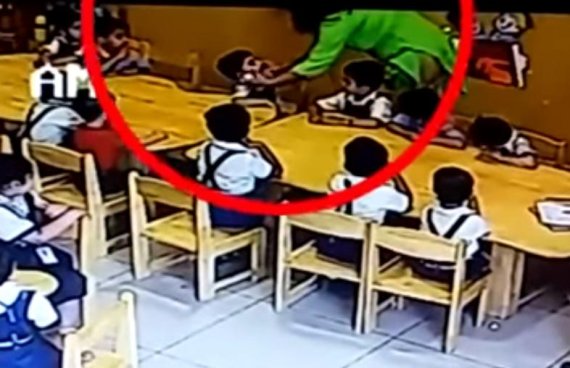 유치원 교사의 충격적 체벌.. '테이프'로 입 틀어막아