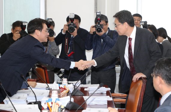 더불어민주당 박용진 의원(왼쪽)과 자유한국당 곽상도 의원. 연합뉴스