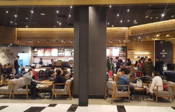 서울 여의도 한 프렌차이즈 카페에서 사람들이 커피를 마시고 있다. [사진=윤홍집 기자]