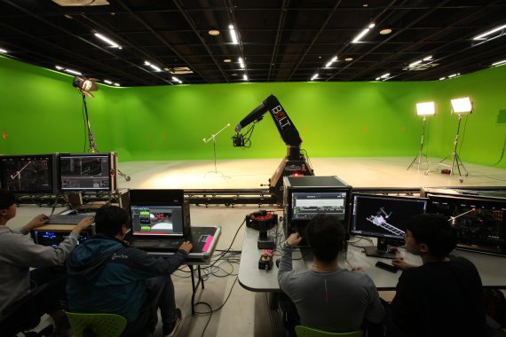 '시네마 로보틱스 랩'에 설치된 초고속 촬영 로봇 '볼트'를 활용해 촬영을 하고 있는 모습.
