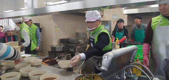광해관리공단, 지역 노인복지관서 급식 봉사