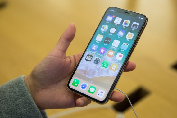 epa07223149 (FILE) - A customer uses a new iPhone X inside the Apple Store in Beijing, China, 03 November 2017 (reissued 11 December 2018). EPA/ROMAN PILIPEY /사진=연합 지면외신화상