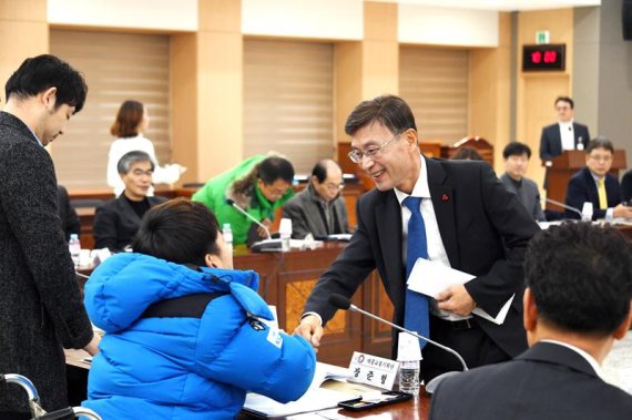 정하영 김포시장(오른쪽) 장애인 대중교통기획단원과 인사. 사진제공=김포시