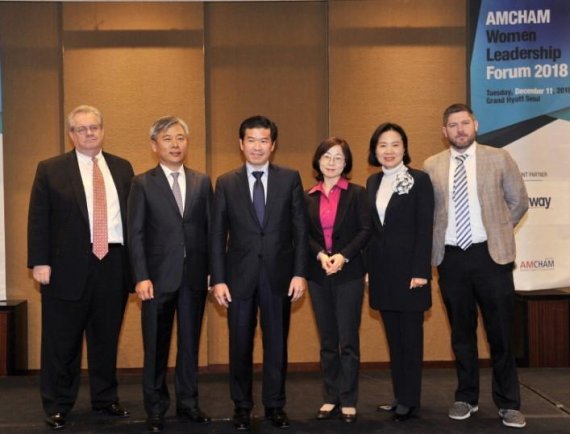 한국암웨이는 지난 11일 서울 그랜드하얏트서울 호텔 남산룸에서 주한미국상공회의소와 공동으로 제1회 '2018 여성 리더십 포럼' 행사를 개최했다. 한국암웨이 김장환 대표(왼쪽 두번째)가 주요 참석자들과 기념촬영을 하고 있다.