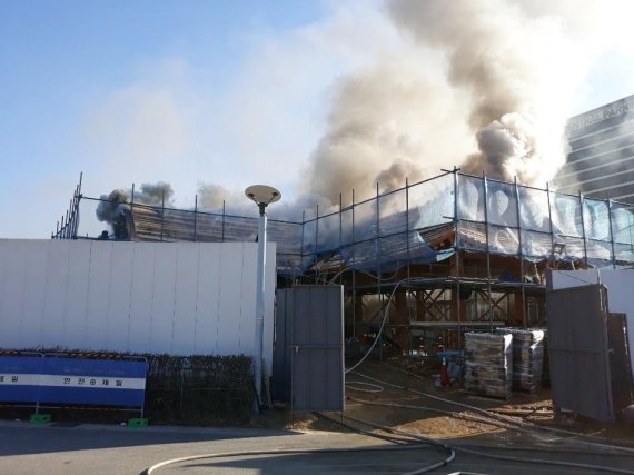 12일 오후 2시 27분께 인천 송도국제도시 경원재호텔 부속건물 공사장에서 화재가 발생해 목조건물 기와지붕 1동이 불에 탔다. 경원재호텔에 화재가 발생해 연기가 솟아오르고 있다.