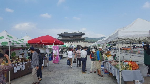'서울시 농부의 시장'이 올해 15억원의 매출을 올리면서 전국 팔도 농산물 소비를 촉진시켰다. 91개 시군의 220농가가 농부의 시장에 참여했다.