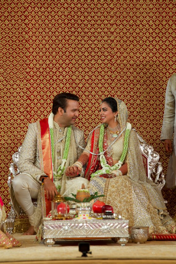 인도 '세기의 결혼식' 주인공 아난드 피라말-이샤 암바니 부부 [사진=연합뉴스]