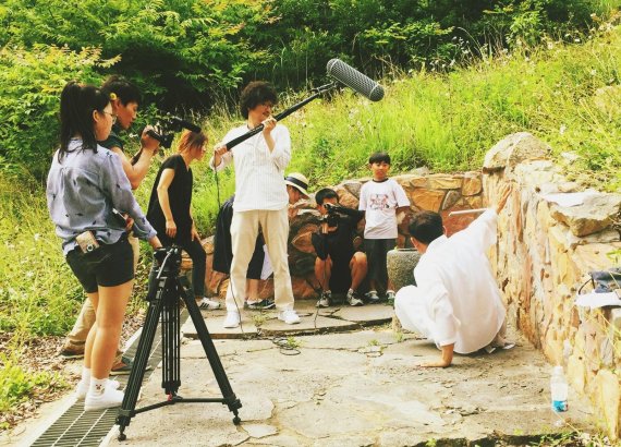 ‘제2회 강화 미디어 영상제’가 오는 15일 강화작은영화관에서를 개최된다. 사진은 강화미디어센터 영화제작캠프에서 영화를 촬영하고 있는 모습.