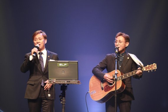 지난달 13일 인천 송도컨벤시아에서 열린 후원의 밤 행사에서 '수와진'의 안상수(왼쪽), 상진씨가 함께 노래를 부르고 있다.