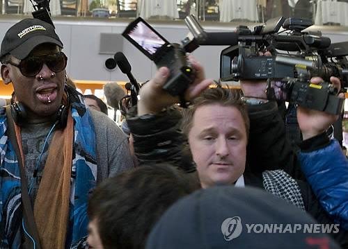 중국에서 연락이 두절돼 억류 가능성이 제기된 캐나다인 대북 사업가 마이클 스페이버(가운데)가 지난 2013년 12월19일 미국프로농구(NBA) 선수 데니스 로드먼(왼쪽)과 베이징의 서우두 국제공항에 도착해 기자들에 둘러싸인 모습. 기욤 베루베 캐나다 외교부 대변인은 12일(현지시간) 성명을 내고 북중 접경도시인 중국 단둥을 근거로 활동하던 자국 대북교류단체 '백두문화교류사' 대표인 스페이버가 "실종(missing)됐다"고 밝혔다.AP연합뉴스