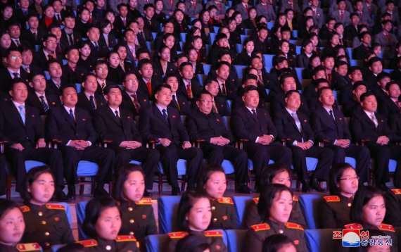 북한 김정일 국방위원장의 서거 7주기를 맞아 청년학생들의 회고 무대 '장군님 그리는 마음'이 14일 청년중앙회관에서 진행됐다고 조선중앙통신이 15일 보도했다. 2018.12.15 연합뉴스