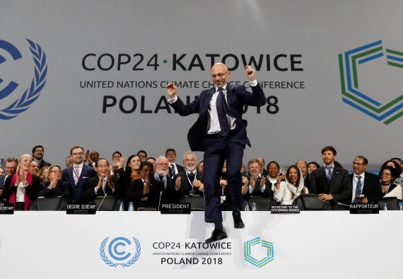 폴란드 카토비체에서 열린 제24차 유엔기후변화협약 당사국 총회(COP24)에서 15일(현지시간) 미하우 쿠르티카 COP24 의장이 협상 타결에 기뻐하고 있다.로이터연합뉴스
