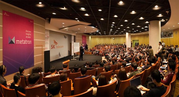 SK텔레콤이 지난 11월 개최한 ‘DDC with 메타트론 2018’ 컨퍼런스 현장에서 개발자 및 파트너 기업 관계자 400여명에게 메타트론을 통한 생태계 활성화 방안을 소개하고 있다.