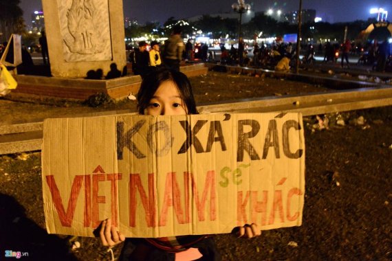 ▲ 베트남 10대 소녀 트룩은 박스에 "쓰레기가 없는 베트남은 달라질 것"이라고 써 사람들을 움직이게 만들었다.