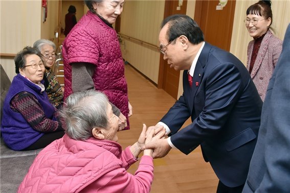 오거돈 부산시장이 지난 14일 4년전 민선 6기 시장 후보 자격으로 찾은 회명동 양로원 등을 방문해 어르신들에게 나훈아 '부모'를 직접 불러주기도 했다.