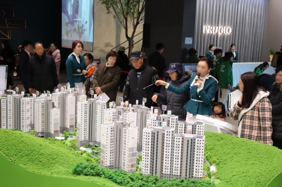 지난 14일 문을 열고 본격 분양에 나선 판교 퍼스트힐 푸르지오 견본주택에 3일만에 약 1만 8000명의 방문객이 다녀갔다.