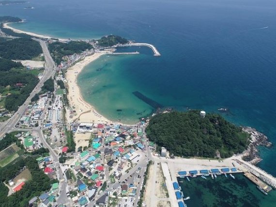 17일 양양군은 서울-양양고속도로 개통으로 수도권과의 접근이 용이해지면서 강원도 동해안 양양 죽도·인구·동산포해변 일대에 숙박시설 신축이 내년 3월경 대거 착공될 전망이다 고 밝혔다. 사진은 양양 현남면 죽도지구.