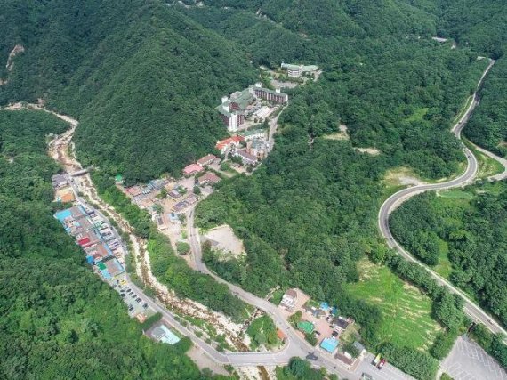 17일 강원연구원은 “설악산 오색삭도(케이블카)설치와 양양국제공항 활성화 등” 양양권역 지역경제 활성화 방안을 모색하기 위한 ‘오색지구 관광 활성화 세미나’를 오는 18일 오색그린야드 호텔에서 개최 예정이다 고 말했다. 이에 이번 세미나에서 , 어떤 방안이 논의될지 주목된다. 사진은 남설악 오색지구 전경.