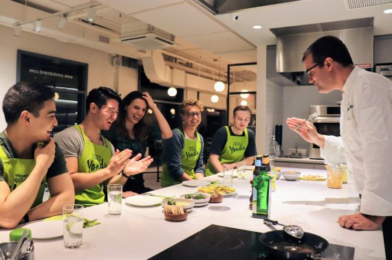 미국 뉴욕 맨해튼에 오픈한 샘표 '연두 컬리너리 스튜디오'에서 현지인들이 연두로 요리를 배우고 있다.