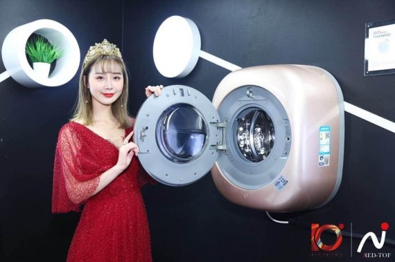 대우전자 모델이 2018 중국 '홍딩장' 수상식장에서 대우전자 벽걸이 드럼세탁기 '미니'를 소개하고 있다.
