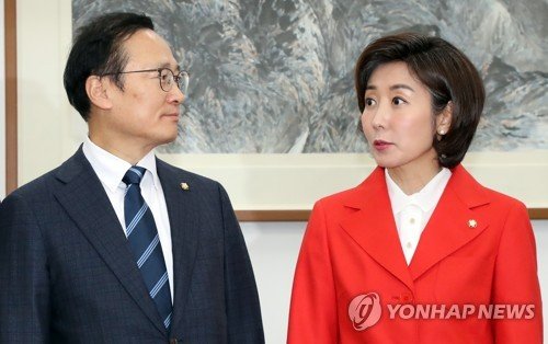 더불어민주당 홍영표 원내대표(왼쪽)가 17일 국회에서 열린 교섭단체 원내대표 회동에서 자유한국당 나경원 원내대표의 발언을 듣고 있다.