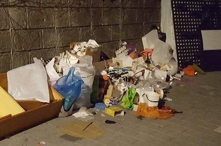 서울시 종로구 한 주택가에 무단투기된 쓰레기가 쌓여있다. [사진=A씨 제공]