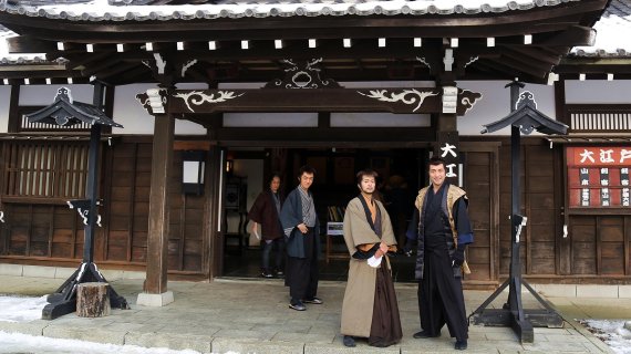 우리의 민속촌과 비슷한 노보리베츠 다테 지다이무라 오오에도 극장에서 사무라이쇼 배우들이 포즈를 취하고 있다.