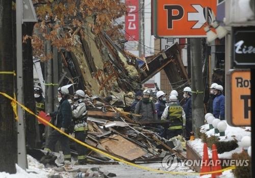 Firefighters and police work at the scene of an explosion in Sapporo, Japan, Monday, Dec. 17, 2018. 교도통신연합뉴스
