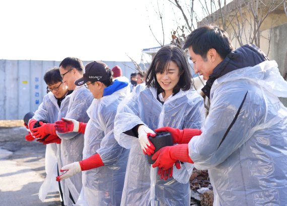김외숙(오른쪽 두번째) 법제처장은 17일 대전 산내동에서 임직원들과 독거노인 가구에 연탄 배달 봉사활동을 가졌다.