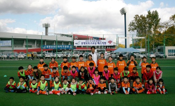 동화약품 후시딘은 2010년부터 '홍명보 어린이 축구교실'을 후원, 매년 '홍명보 축구교실 페스티벌'을 개최한다.